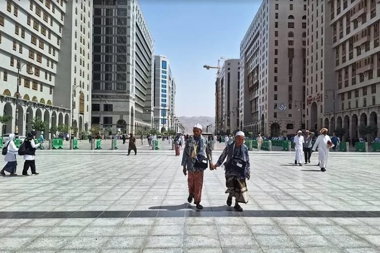 Ribuan Jemaah Haji Indonesia Sholat Jumat Perdana Di Masjid Nabawi