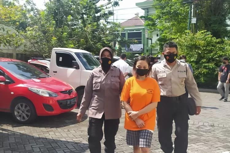 Gelapkan 5 Unit Mobil Istri Masuk Bui Suami Dicari Polisi Krjogja