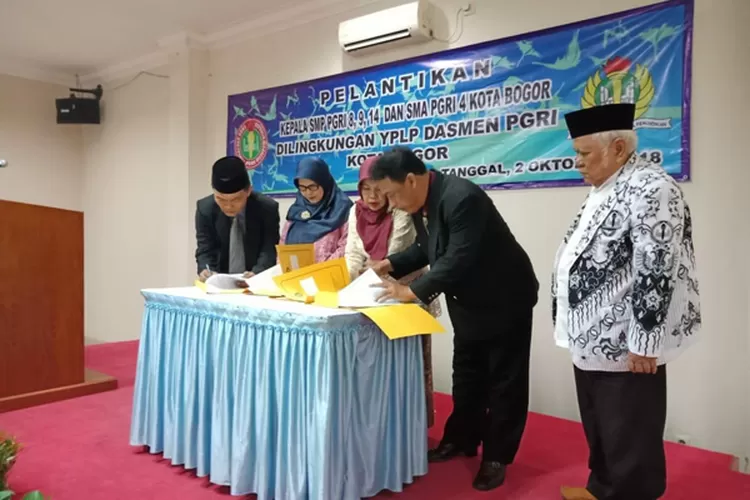 Ketua PGRI Kota Bogor Lantik 4 Kepala Sekolah - Metropolitan