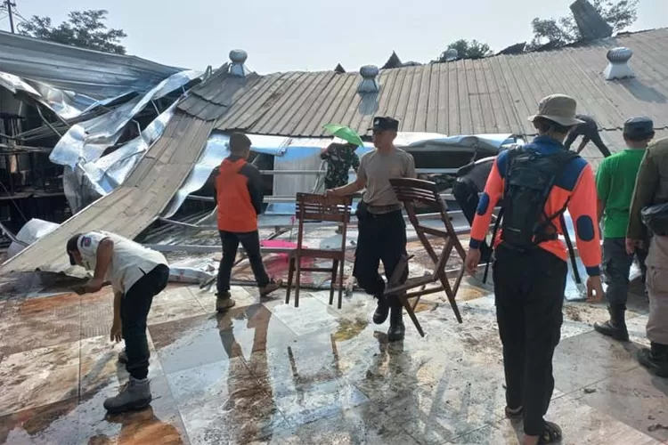 Angin Kencang Dan Banjir Bandang Landa Kabupaten Bandung Rumah