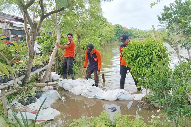 Penanganan Darurat Banjir Jalan Masuk Air Ke Perumahan Rss Dipasang