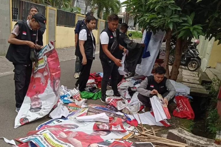 Memasuki Masa Tenang Bawaslu Copot Ribuan Alat Peraga Kampanye Di