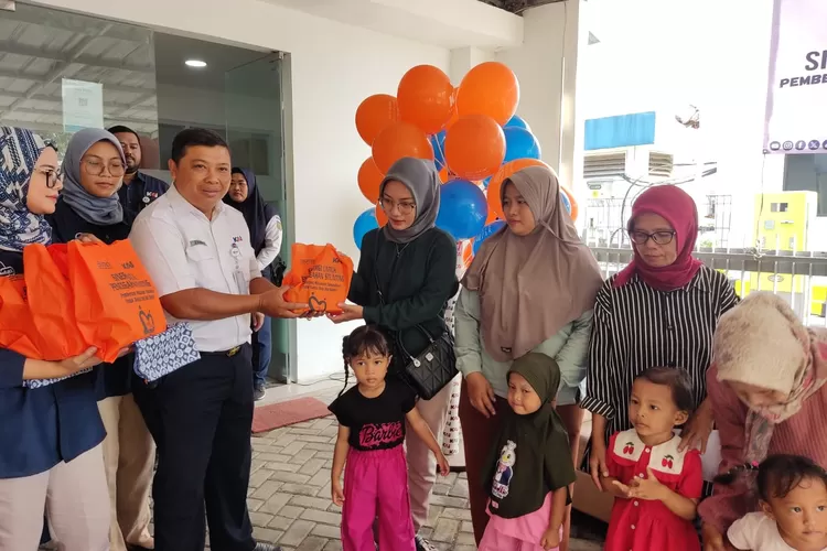 Dukung Pencegahan Stunting KAI Salurkan Program TJSL Pemberian Makanan