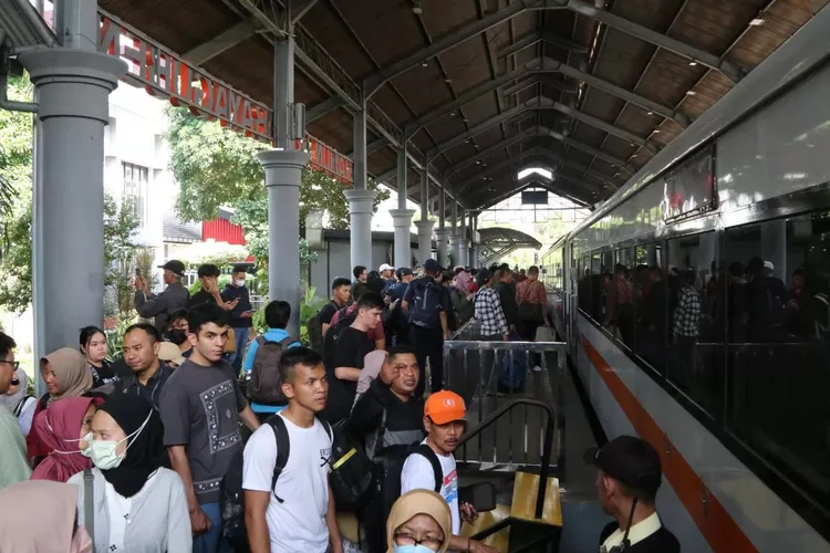 40 Ribu Lebih Penumpang Padati Stasiun Daop 8 Surabaya Jelang Libur