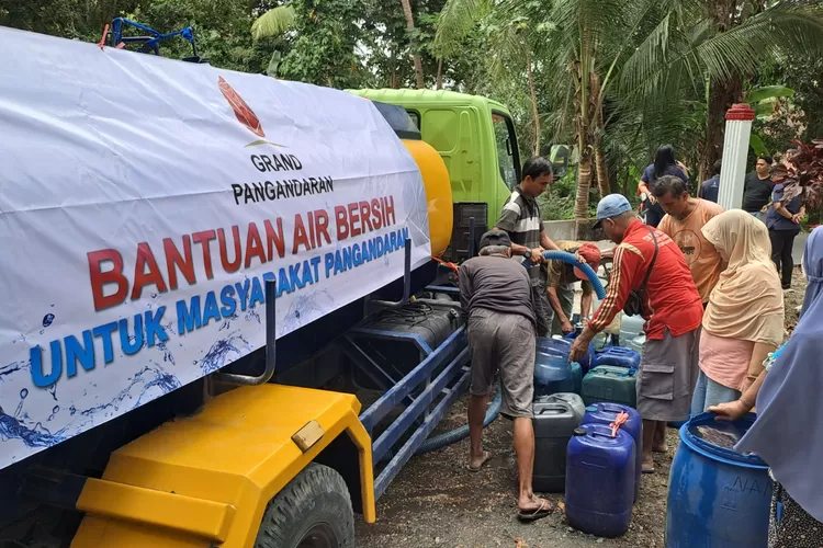 Kekeringan Grand Pangandaran Salurkan Bantuan Air Bersih Kepada