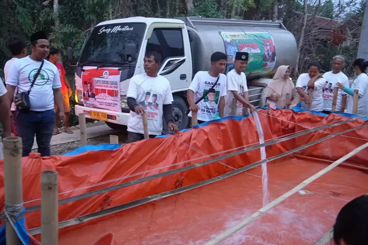 Respons Kekeringan Di Sragen Santri Pendukung Ganjar Distribusikan