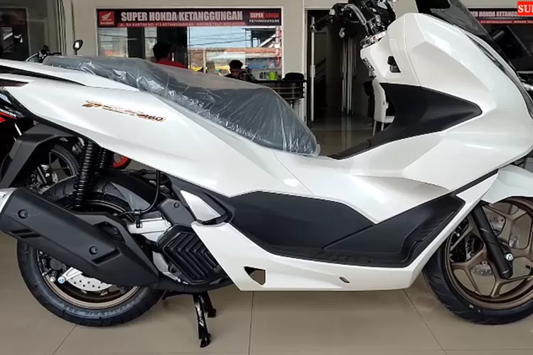 Silaunya Si Putih Glossy Dari Honda Pcx Terbaru Tipe Bs