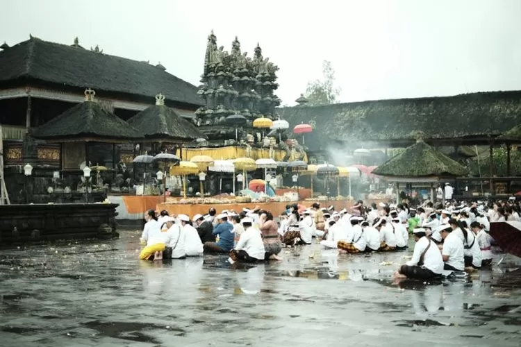 Rangkaian Hari Raya Galungan Bagi Umat Hindu Yang Menarik Untuk Diketahui Dengan Hiasan Penjor