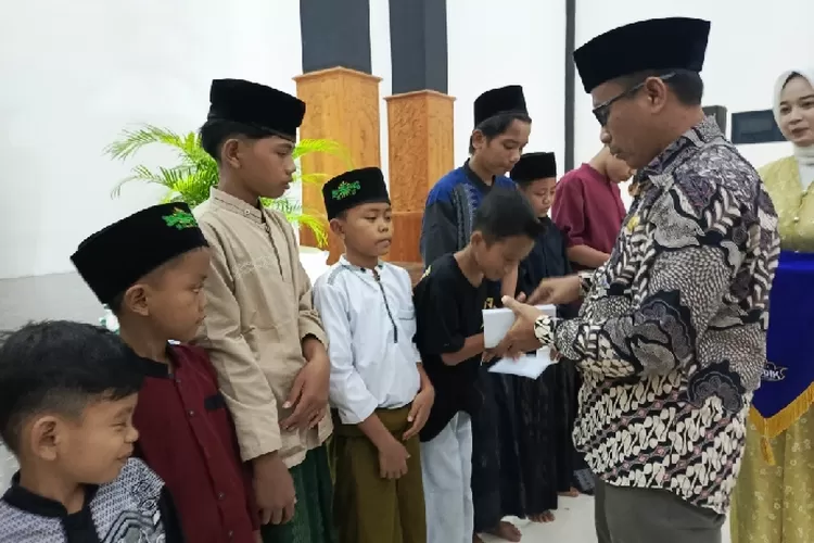 Momen Nuzulul Quran Dinas Pendidikan Purwakarta Bantu Pembangunan