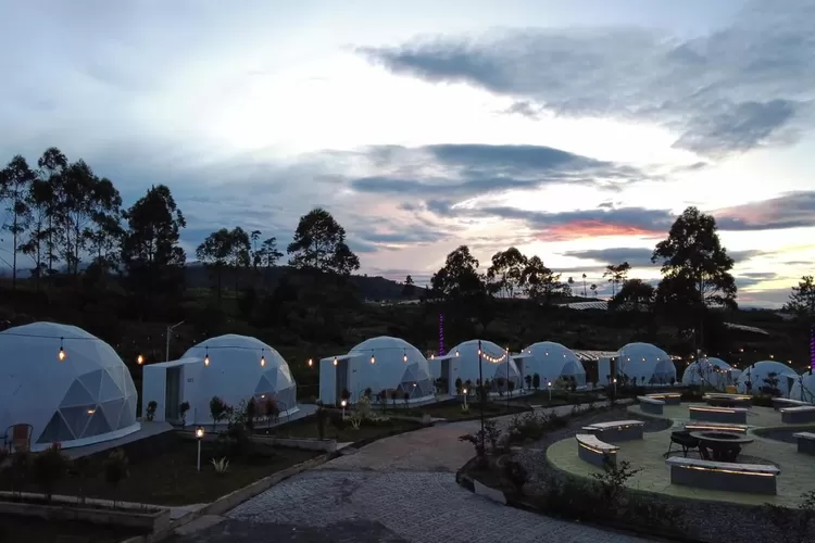 De Alahan Glamping Resort Mewah Dengan View Danau Kembar Di Solok