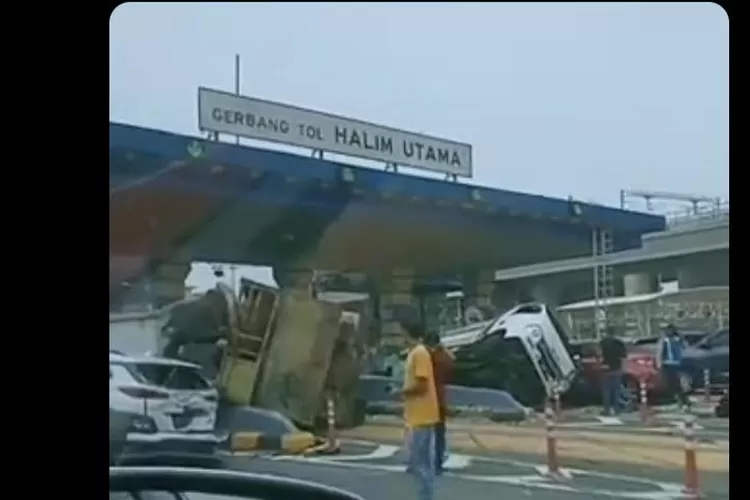 Breaking News Kecelakaan Beruntun Terjadi Di Gerbang Tol Halim Utama