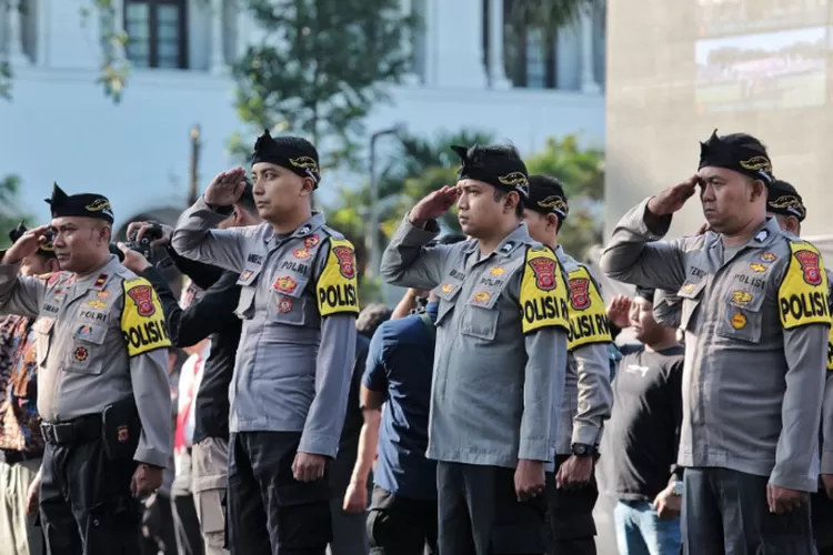 SEPAKAT NAIK 8 PERSEN BERIKUT GAJI YANG DITERIMA ANGGOTA POLRI SELURUH