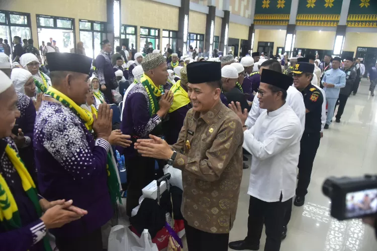 Sambut Pulang Jemaah Haji Kloter I Embarkasi Palembang Pj Gubernur