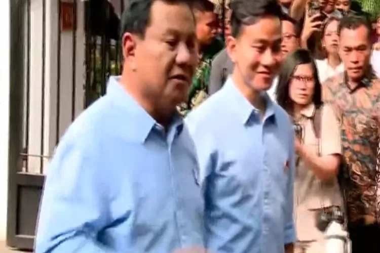 Prabowo Subianto Dan Gibran Pakai Baju Biru Untuk Daftarkan Diri Ke KPU