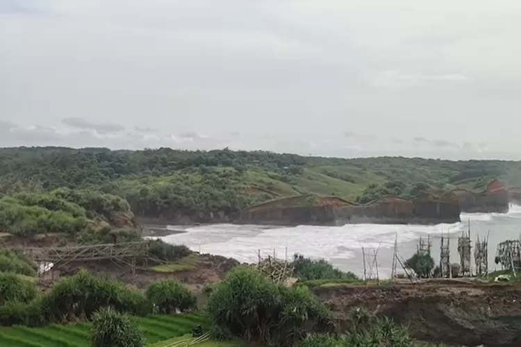 Hidden Gem Pantai Di Sukabumi Dengan Pesona Karangnya Yang Unik