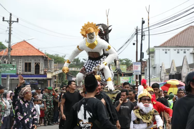 Prosesi Upacara Adat Dan Kirab Budaya Meriahkan Peringatan Hari Jadi Ke