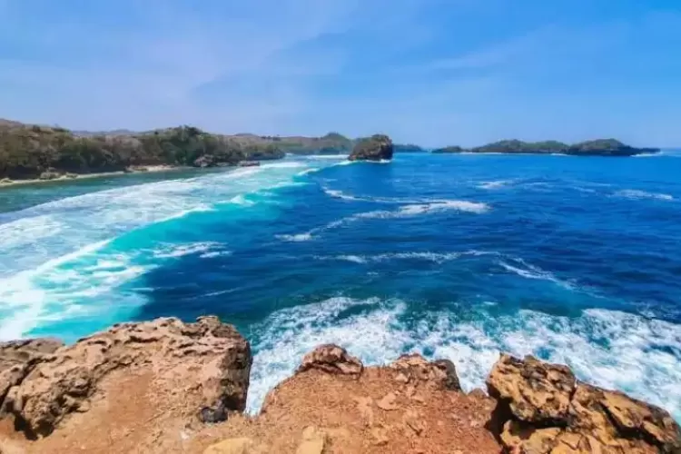 Lokasinya Tersembunyi Dengan Pemandangan Eksotis Pantai Peh Pulo