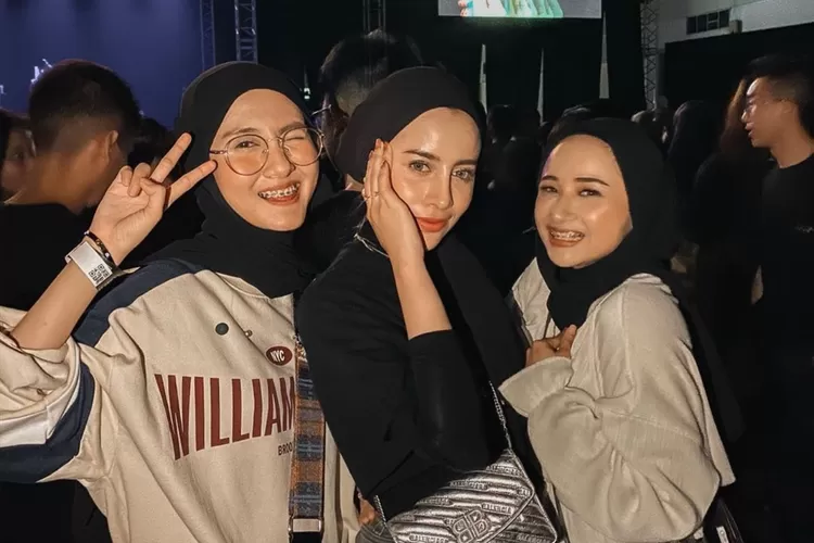 Gaya Hijab Terkini Untuk Outfit Nonton Konser Yang Stylish Dan Nyaman