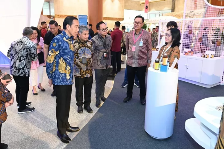 Presiden Jokowi Puji Produk Yang Dipamerkan Di Bri Umkm Expo Rt