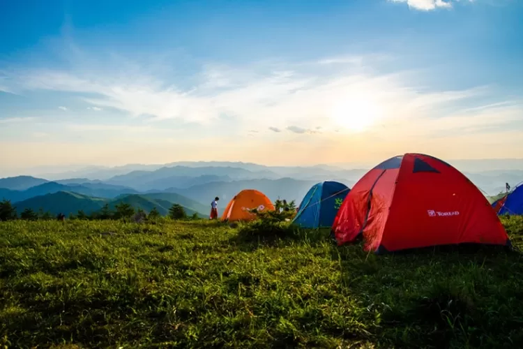 Tips Pasang Tenda Di Gunung Yang Kokoh Dan Aman Biar Berkemah Gak