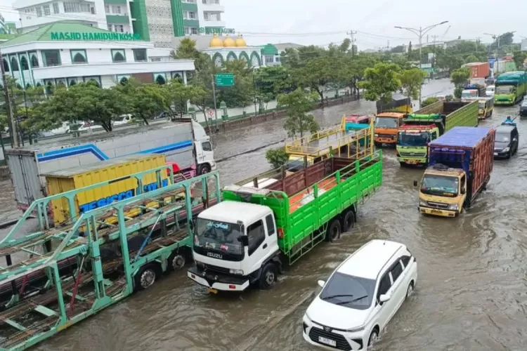 Banjir Bikin Jalur Pantura Kaligawe Lumpuh Total Polisi Rekayasa Lalu