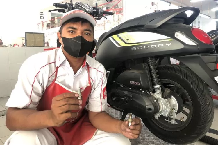 Cara Mengecek Kondisi Busi Untuk Performa Motor Lebih Optimal Ayo