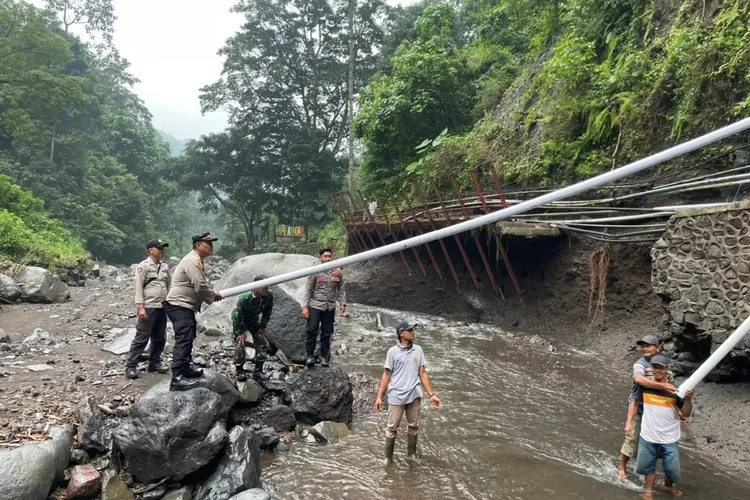 Akses Wisata Air Terjun Madakaripura Rusak Diterjang Banjir Bandang