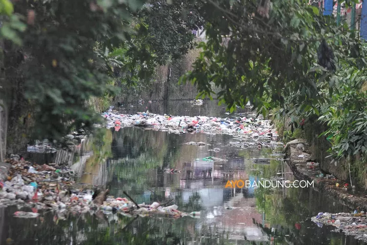 Viral Aksi Buang Sampah Ke Sungai Citopeng Belasan Warga Cimahi