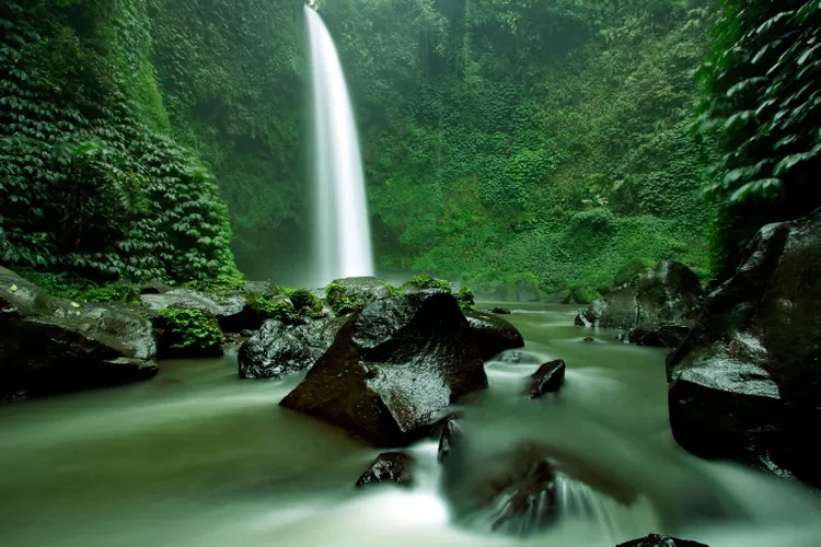 Menaklukkan Ketinggian Air Terjun Nungnung Destinasi Wisata