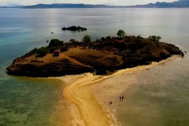 Yuk Cek Pantai Lariti Bima Pesona Terbelahnya Laut Dan Keindahan Alam