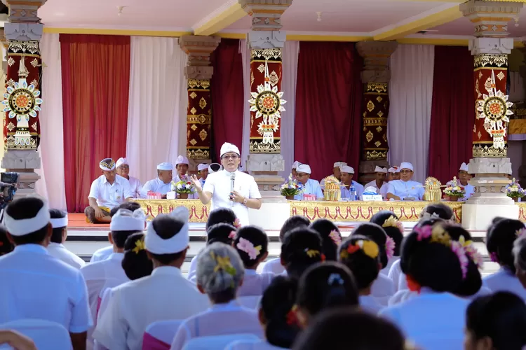 Bupati Badung Giri Prasta Hadiri Karya Melaspas Di Pura Kahyangan Desa