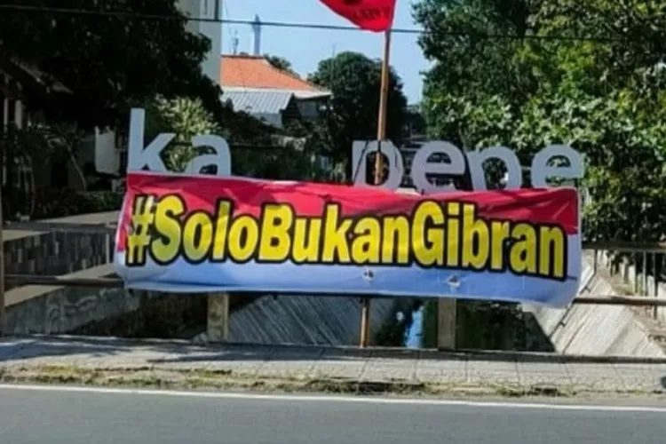 Penolakan Terhadap Gibran Rakabuming Masyarakat Solo Bentang Spanduk