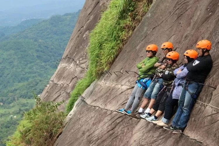 Uji Adrenalin Sambil Rekreasi Panjat Tebing Gunung Parang Purwakarta