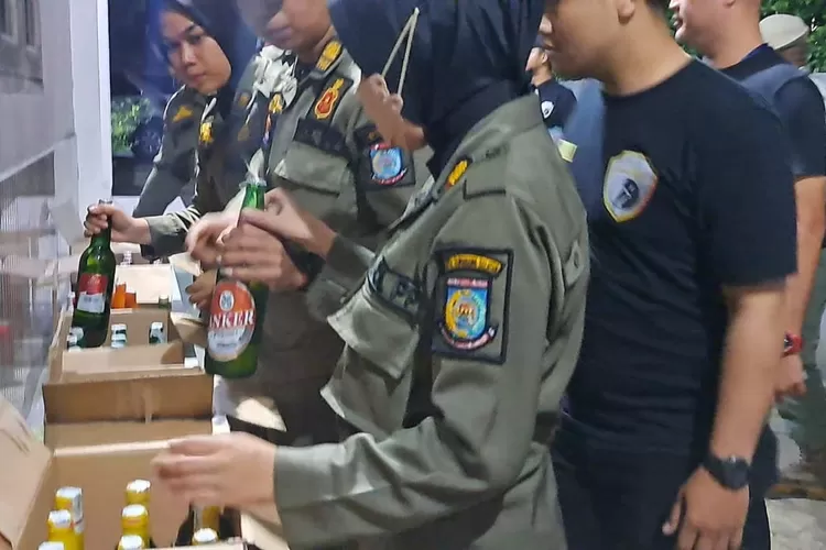 Jelang Tahun Baru Satpol PP Tangsel Amankan Ratusan Botol Miras Dari