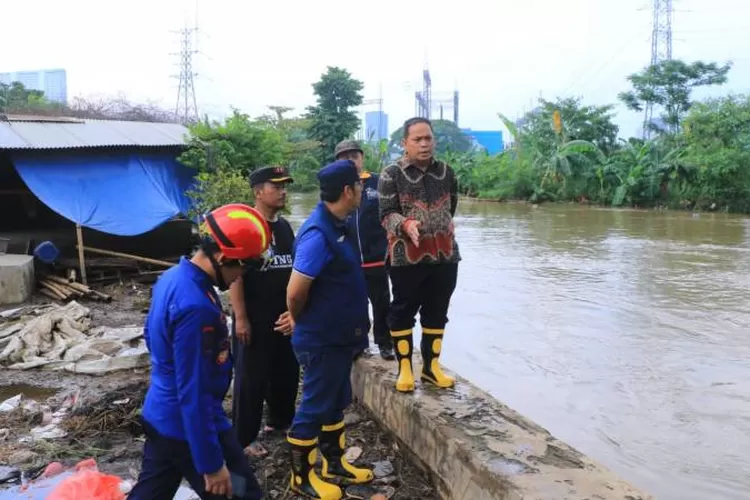 Banjir Di Petir Kota Tangerang Akibat Kali Angke Meluap Air Mulai