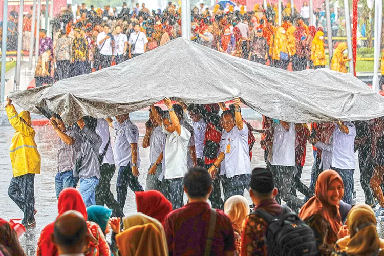 Diguyur Hujan Ribu Pegawai Pemkot Surabaya Halalbihalal Jawa Pos