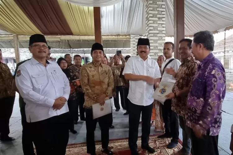 Di Bangkalan Menteri ATR BPN Serahkan Puluhan Sertifikat Tanah Wakaf