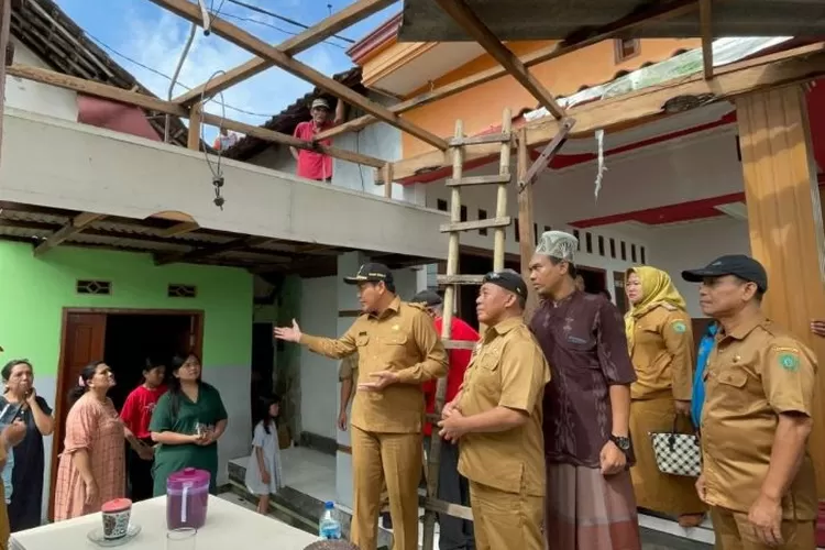 Wakil Bupati Sidoarjo Kunjungi Korban Puting Beliung Desa Kedung