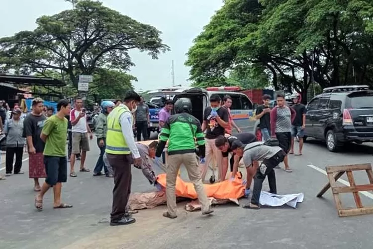 Terpeleset Tumpahan Oli Di Jalan Raya Bundaran Gempol Pemotor Tewas