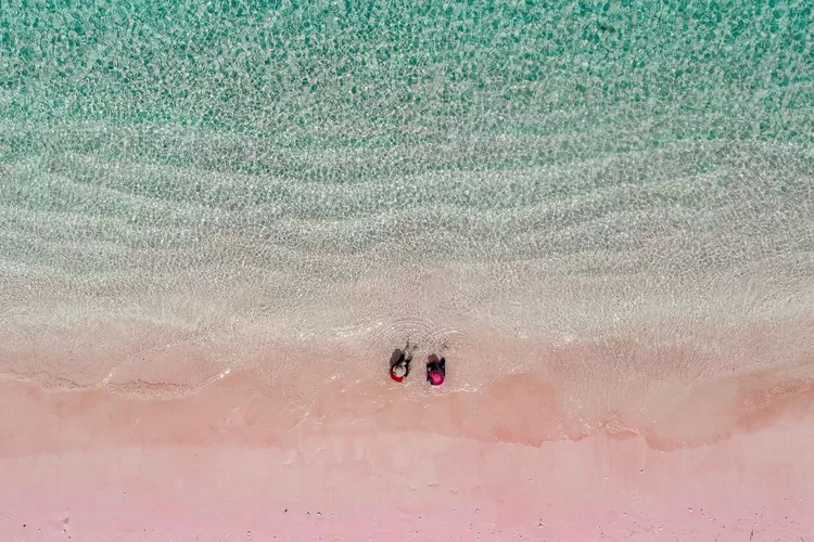 Dihiasi Pasir Berwarna Pink Pantai Di Labuan Bajo Ini Tak Kalah Indah