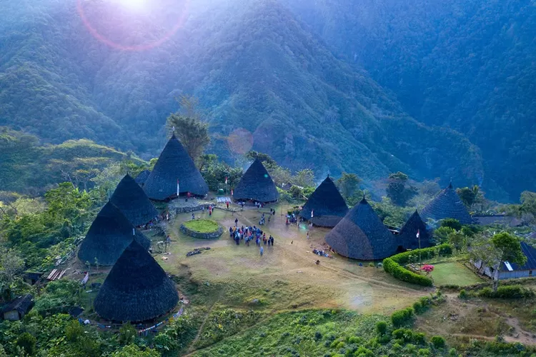 Wisata Ke Kampung Di Atas Awan Wae Rebo Desa Adat Yang Tak Tergoyahkan