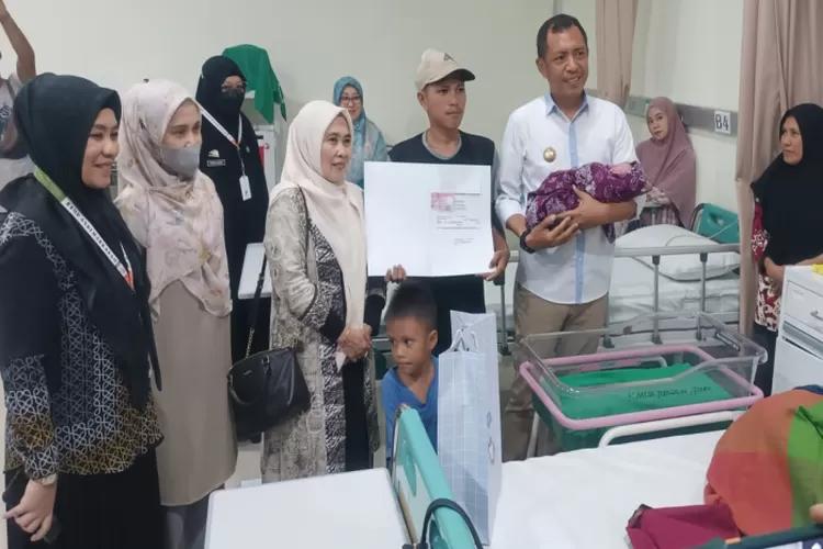 Akbar Ali Kunjungi 2 Bayi Di RSUD Andi Makkasau Yang Lahir Bertepatan