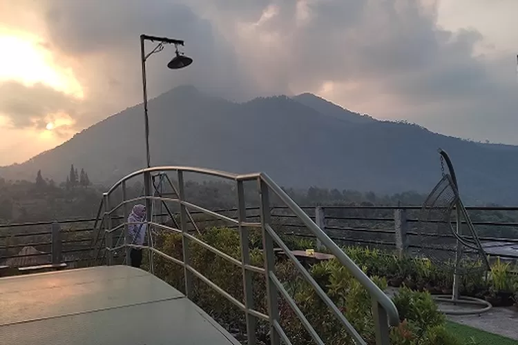 Nikmati Sunset Berlatar Belakang Gunung Telomoyo Wisata Nongkrong Di