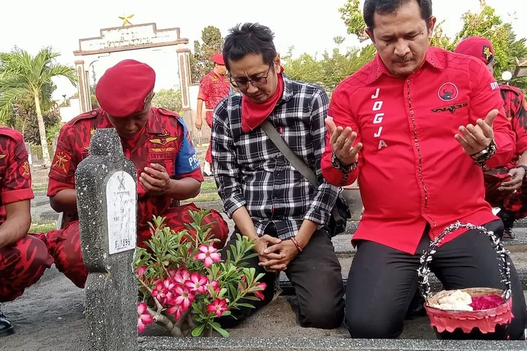 Ziarahi Makam Mbah Tardjo Di Hari Pahlawan Dpc Pdi Perjuangan Kota