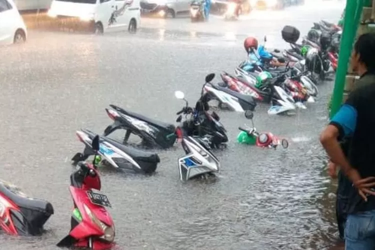 Hari Ini Jalur Pantura Kembali Lumpuh Terendam Banjir Cek Jalur