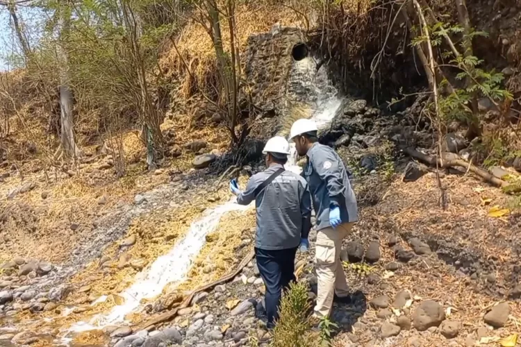 Dlh Jatim Ambil Sampel Air Sungai Welang Yang Diduga Tercemar Limbah Pt