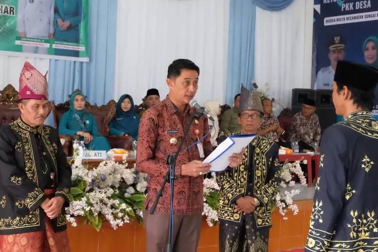 Pj Bupati Muaro Jambi Bachyuni Deliansyah Kukuhkan Lam Desa Marga Mulya