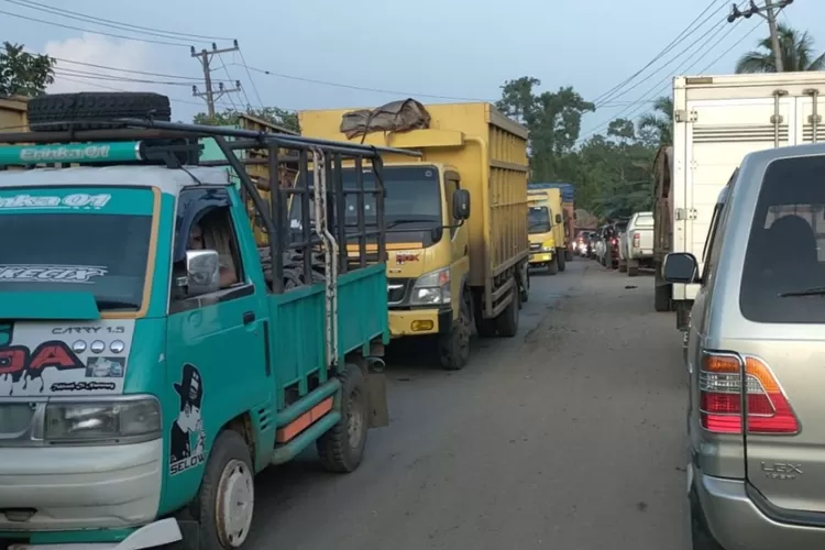 Dua Malam Macet Parah Mulai Malam Ini Angkutan Batu Bara Jalur Darat