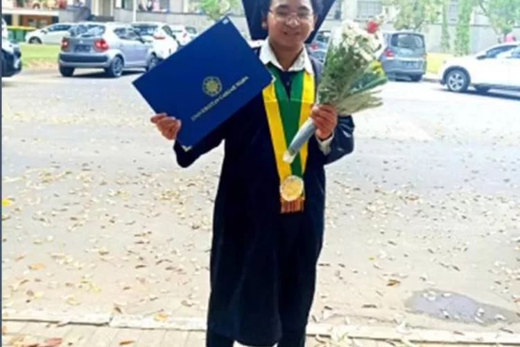 Perjuangan Rivaldy Bram Waromi Wisudawan Ugm Dari Daerah Tertinggal