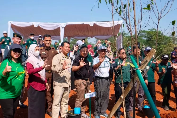 Atasi Polusi Udara Depok KLHK Tanam 150 Pohon Di Lahan UIII Depok Ruzka